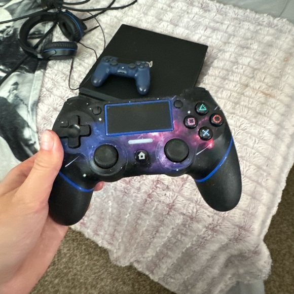 PS4 Gaming Console - Picture 6 of 15